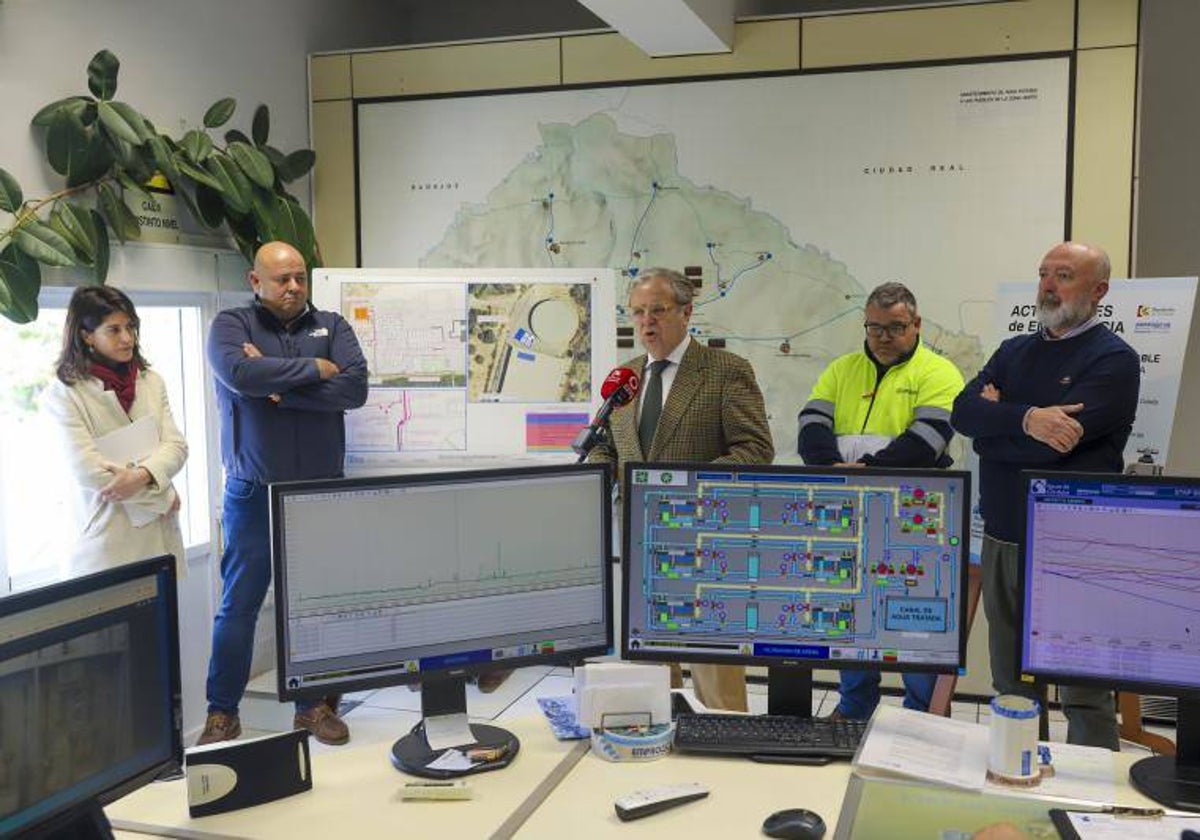 Fuentes comparece tras la reunión con las empresas en la ETAP de Sierra Boyera en Belmez