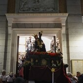 El Cristo de las Tres Caídas sale de la parroquia de Santiago