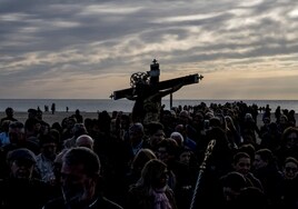 Viernes Santo de la Semana Santa Marinera de Valencia: traslado del Cristo a la playa del Cabanyal y procesión del Santo Entierro