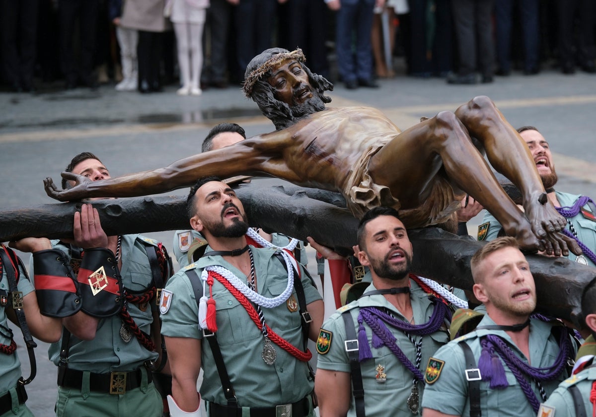 Varios legionarios trasladan al Cristo de la Buena Muerte