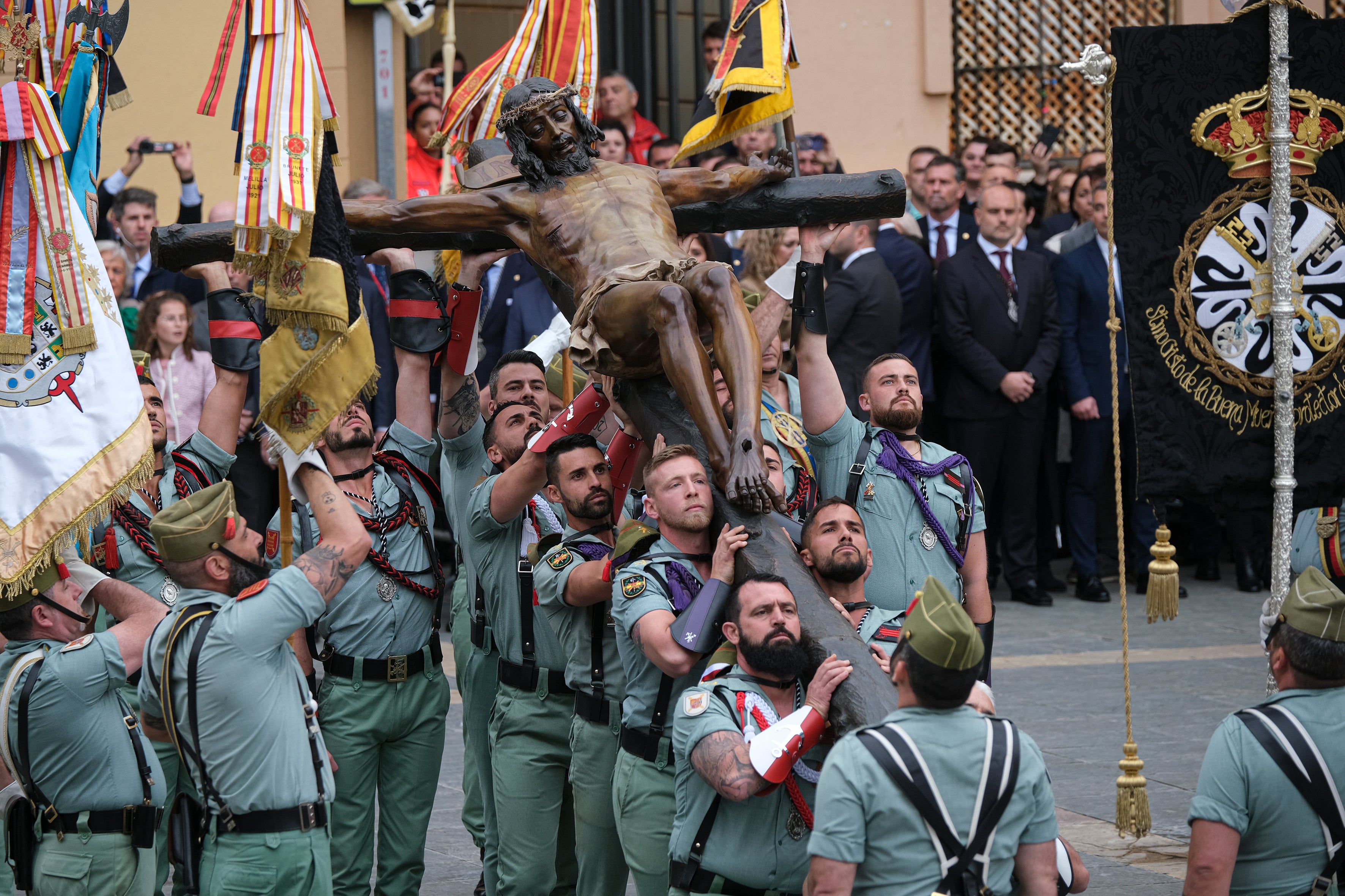 Varios legionarios incorporan al Cristo de la Buena Muerte