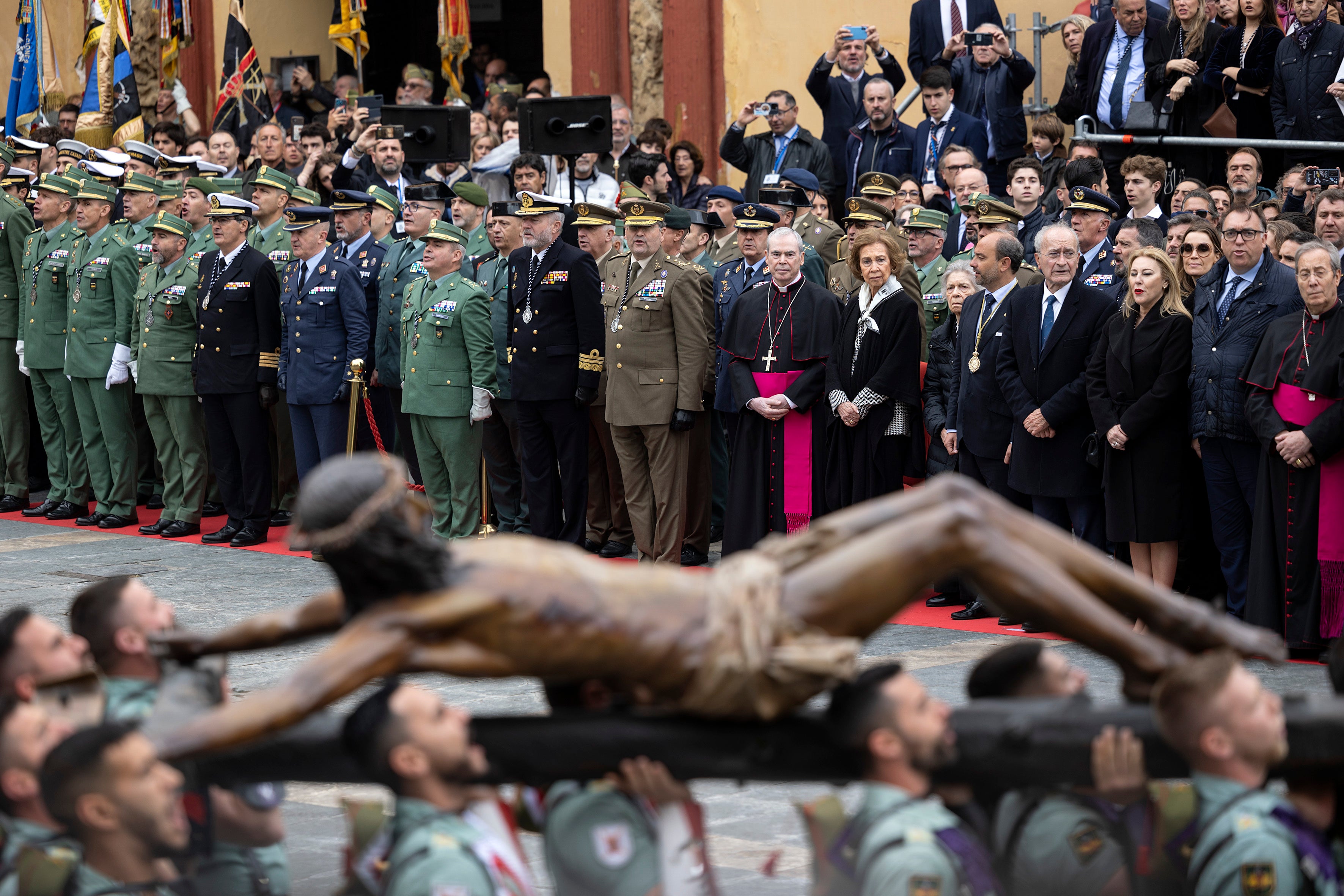 El Cristo de la Buena Muerte ante la Reina Sofía; el alcalde de Málaga, Francisco de la Torre, y otras personalidades