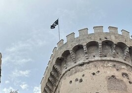 Cuelgan una bandera pirata en las Torres de Quart de Valencia