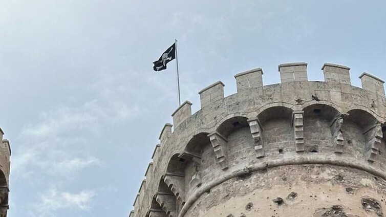 Cuelgan una bandera pirata en las Torres de Quart de Valencia