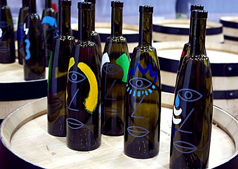 Imagen secundaria 1 - La bodega de Ciudad Real puesta en marcha por un magnate y mecenas noruego que convierte sus vinos en obras de arte