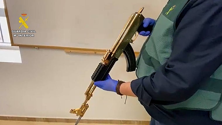 Fusil de asalto incautado por la Guardia Civil en la operación 'Camigun' contra el tráfico de armas y estupefacientes