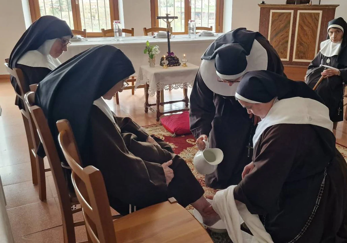 El Lavatorio de Pies, uno de los actos más emotivos que celebra el convento este Jueves Santo