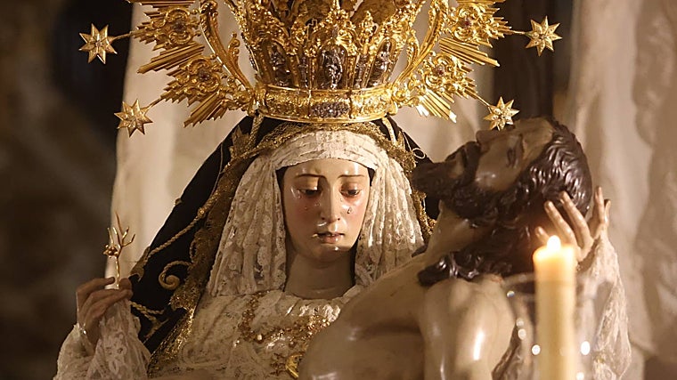 La Virgen de las Angustias sostiene el cuerpo de su Hijo