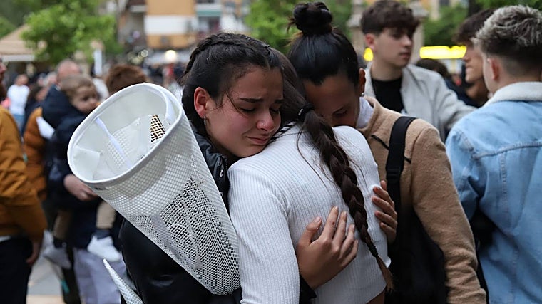 Hermanas del Cristo de Gracia se abrazan tras la suspensión