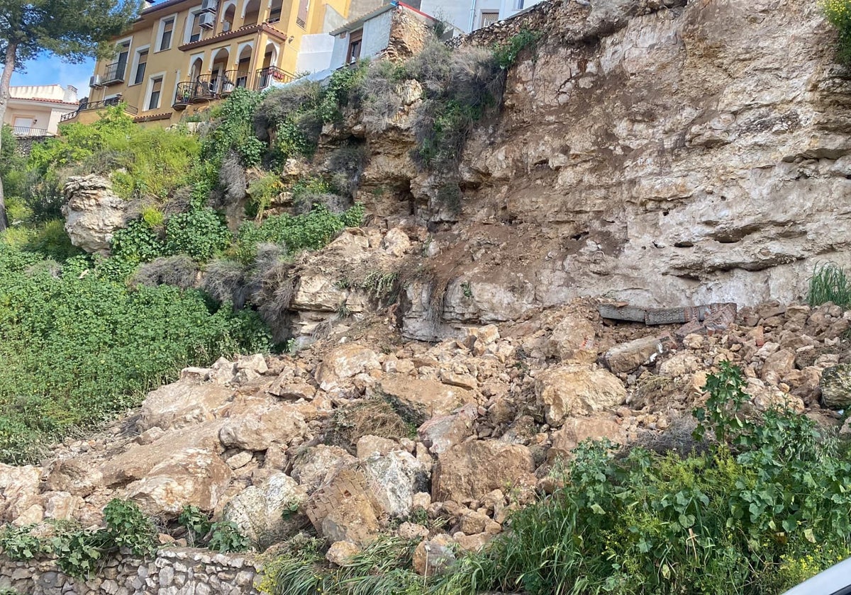 Derrumbe de una parte del cerro en el camino de la Fuente