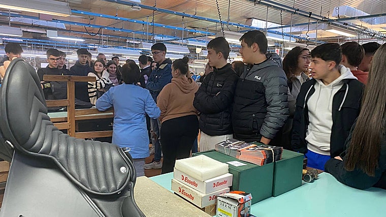 Alumnos participantes en la iniciativa, en la visita a una de las empresas familiares