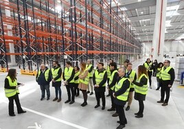 Autoridades y miembros de la compañía, en la presentación del nuevo centro logístico de Aldi en Miranda de Ebro (Burgos)
