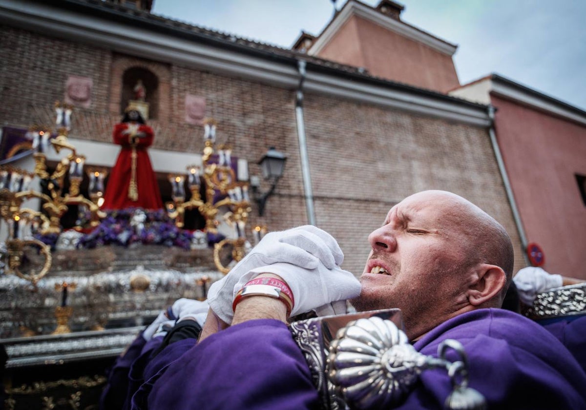 Un andero durante la breve salida de Jesús El Pobre, este Jueves Santo