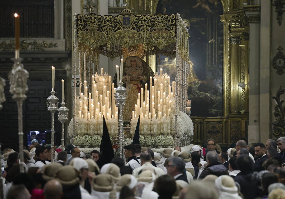 El interior de la Colegiata de San Isidro, antes de la hora fijada para la procesión del Jueves Santo