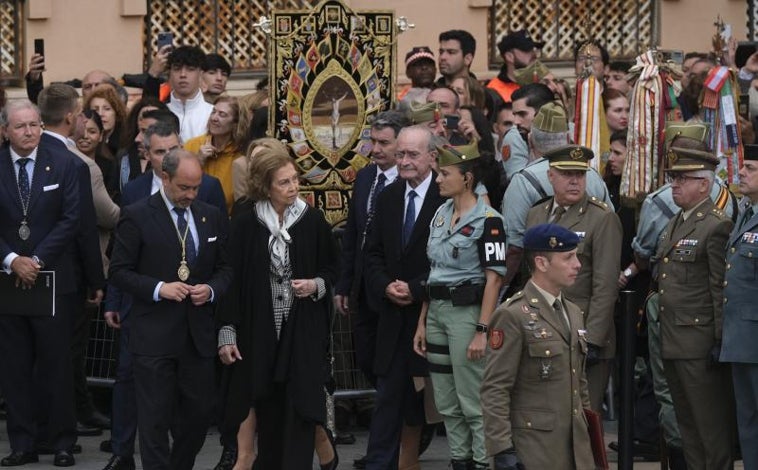 Imagen principal - La Reina Sofía presidió el traslado del Cristo de la Muerte por parte de la Legión, ante miles de personas, como Yago Fernández, un legionario que canta 'El novio de la muerte' a la pequeña Carmen como nana. 