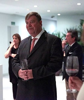 Imagen secundaria 2 - La bodega de Ciudad Real puesta en marcha por un magnate y mecenas noruego que convierte sus vinos en obras de arte