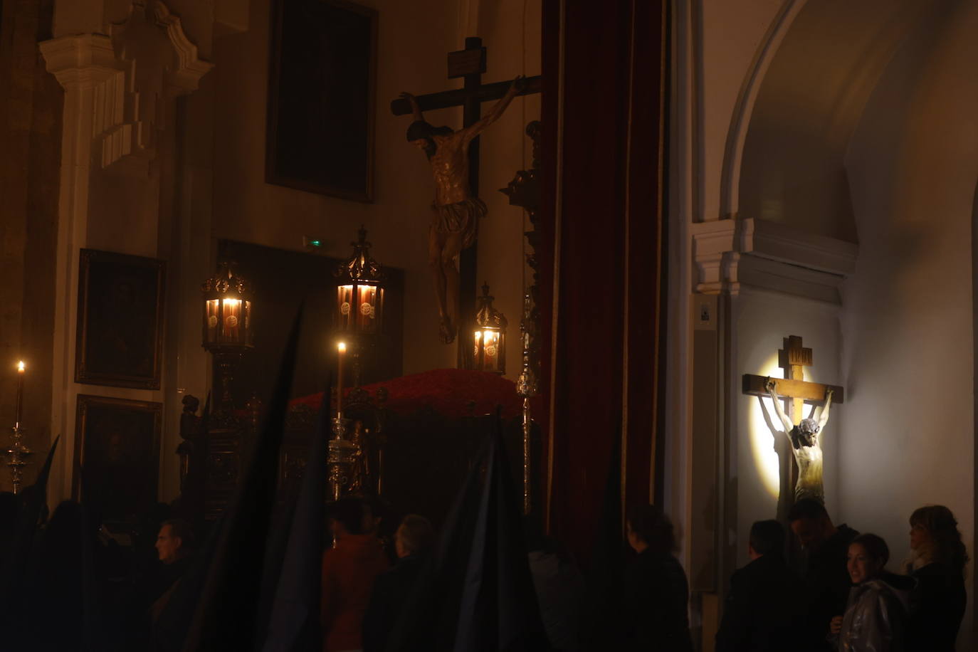 Las imágenes de la Buena Muerte en la Madrugada de la Semana Santa de Córdoba 2024
