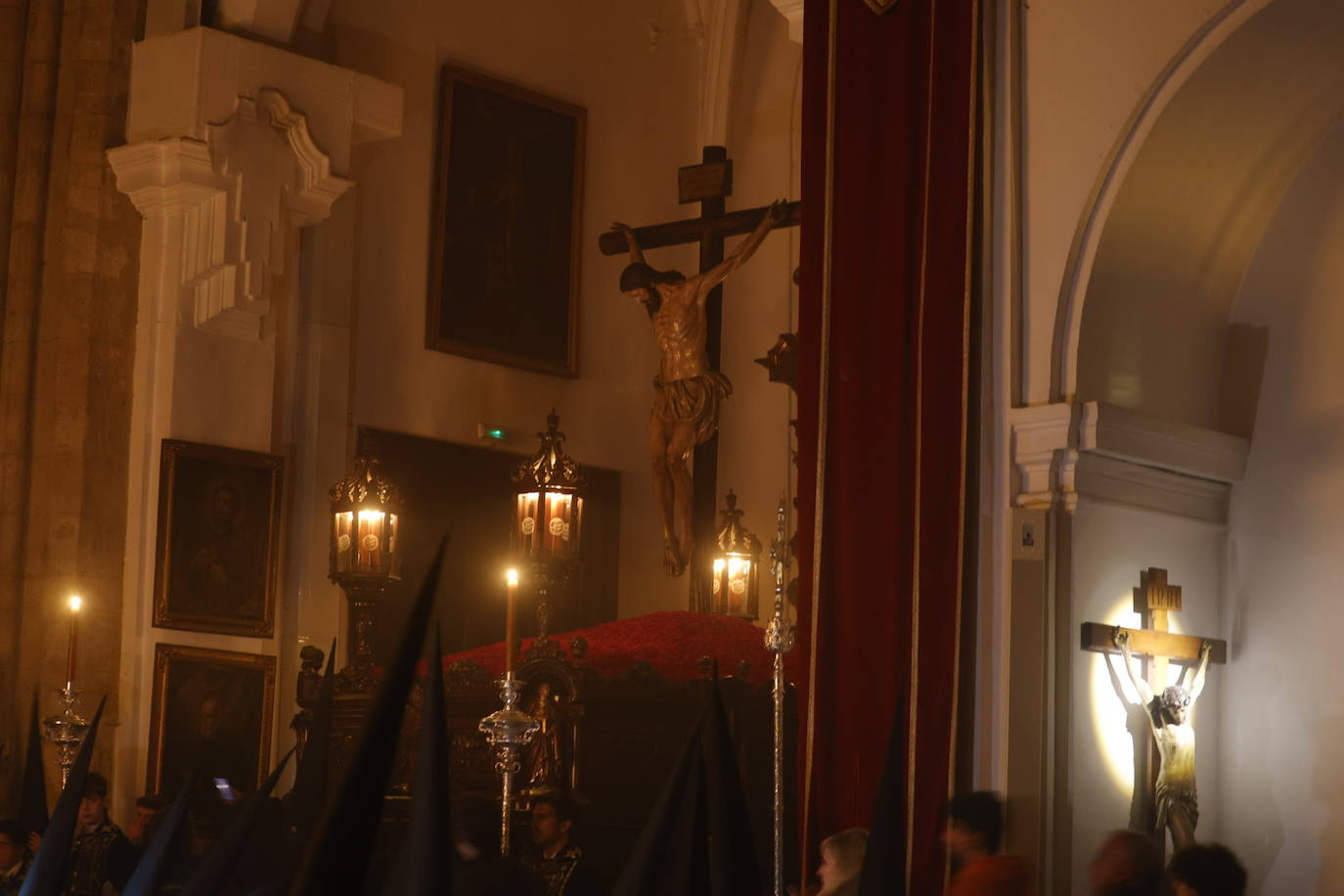 Las imágenes de la Buena Muerte en la Madrugada de la Semana Santa de Córdoba 2024