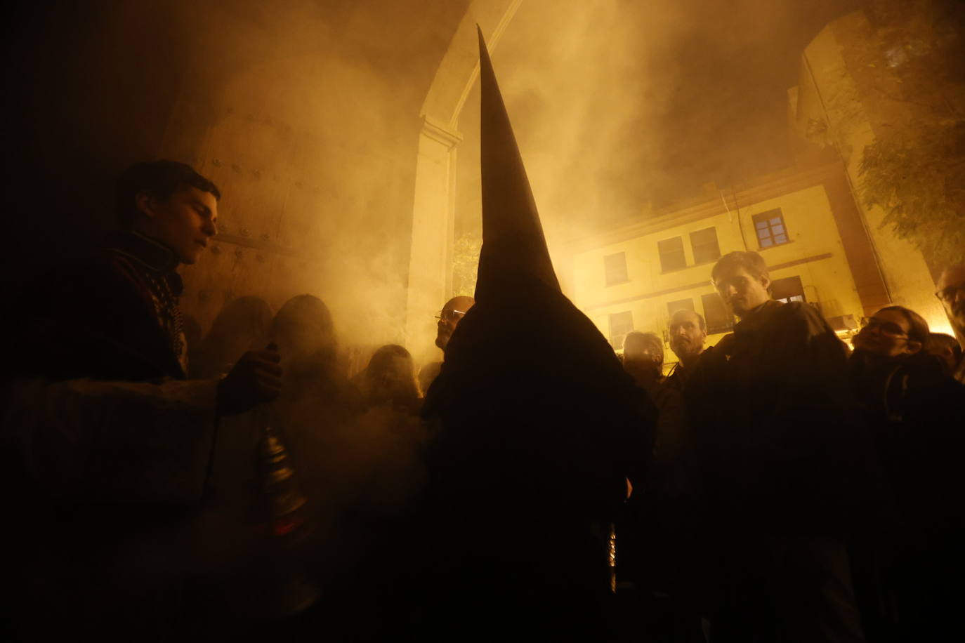 Las imágenes de la Buena Muerte en la Madrugada de la Semana Santa de Córdoba 2024