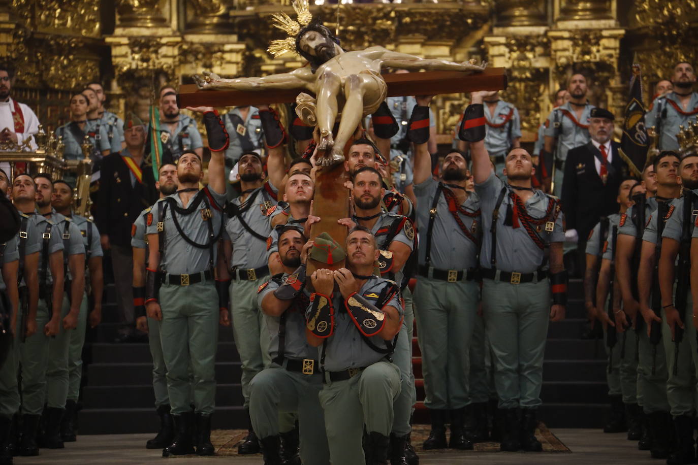 Las imágenes del vía crucis del Señor de la Caridad de Córdoba el Viernes Santo de 2024