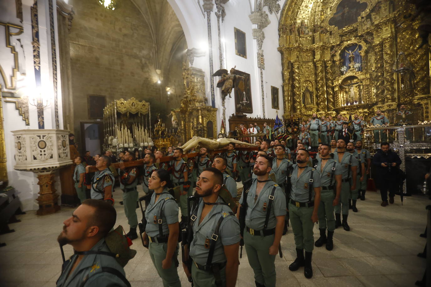 Las imágenes del vía crucis del Señor de la Caridad de Córdoba el Viernes Santo de 2024