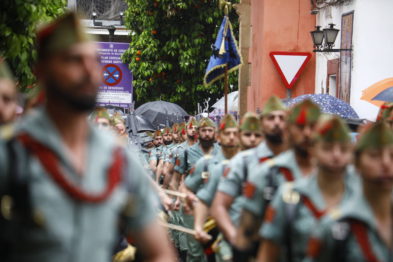 Las imágenes del vía crucis del Señor de la Caridad de Córdoba el Viernes Santo de 2024