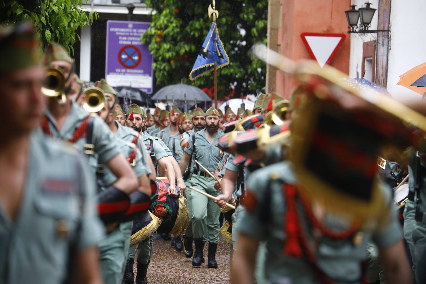 Las imágenes del vía crucis del Señor de la Caridad de Córdoba el Viernes Santo de 2024