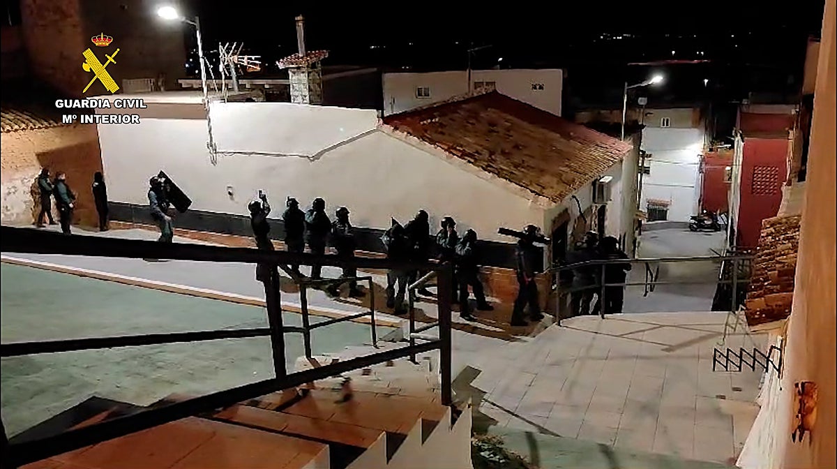 Imagen de la operación de la Guardia Civil en Valencia contra una abuela y su nieto por vender droga