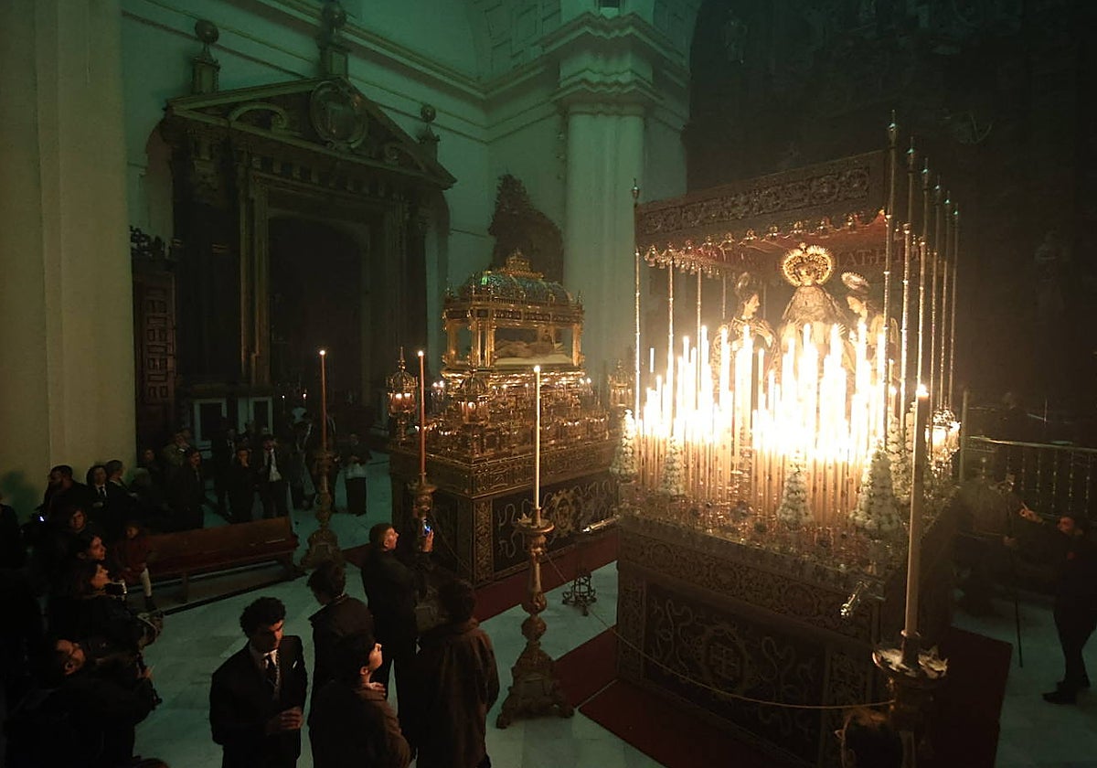 Los titulares del Santo Sepulcro, este Viernes Santo recibiendo el cariño de los cordobeses