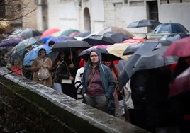 La lluvia persiste y amenaza la salida de la Virgen de la Alhambra, la única del Sábado Santo en Granada