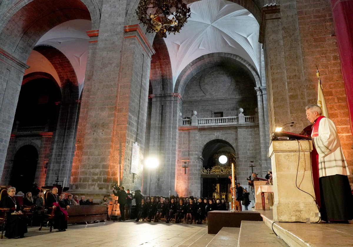 Fernández Lubiano, durante su plática en la Catedral de Valladolid