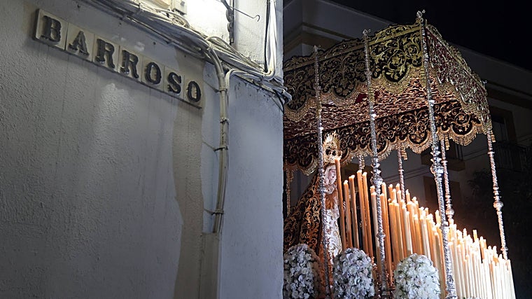 María Santísima de Gracia y Amparo, al salir de su casa de hermandad