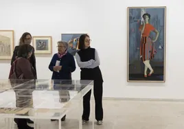 Cristina Fontaneda, María Dolores Vila Tejero y Patricia Molins, en la exposición, con 'María Dolores', al fondo