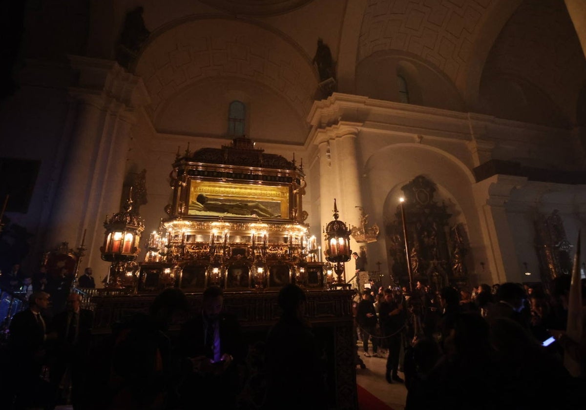 El paso del Santo Sepulcro, en el interior de la Compañía