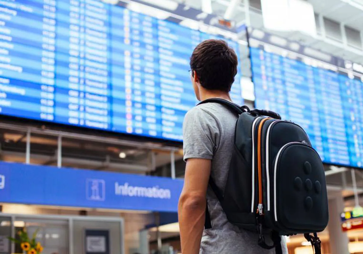 Un joven en el aeropuerto de Sevilla