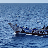 Rescatado en El Hierro un cayuco de grandes dimensiones con 171 migrantes