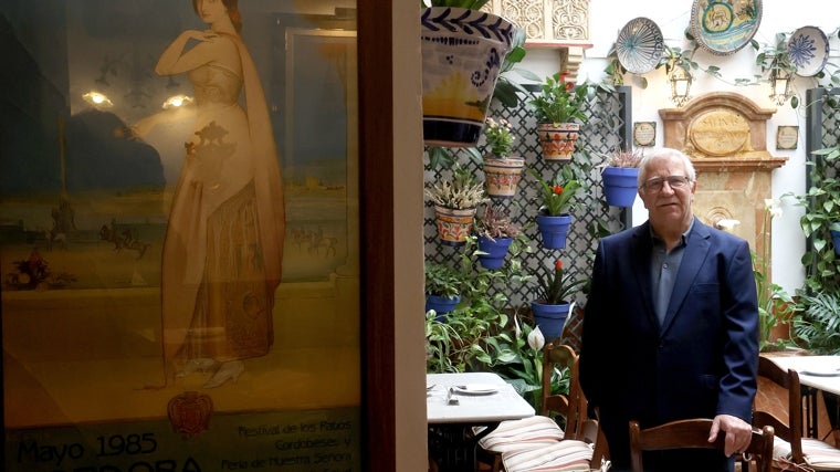 El tabernero, junto a una pintura de Julio Romero de Torres