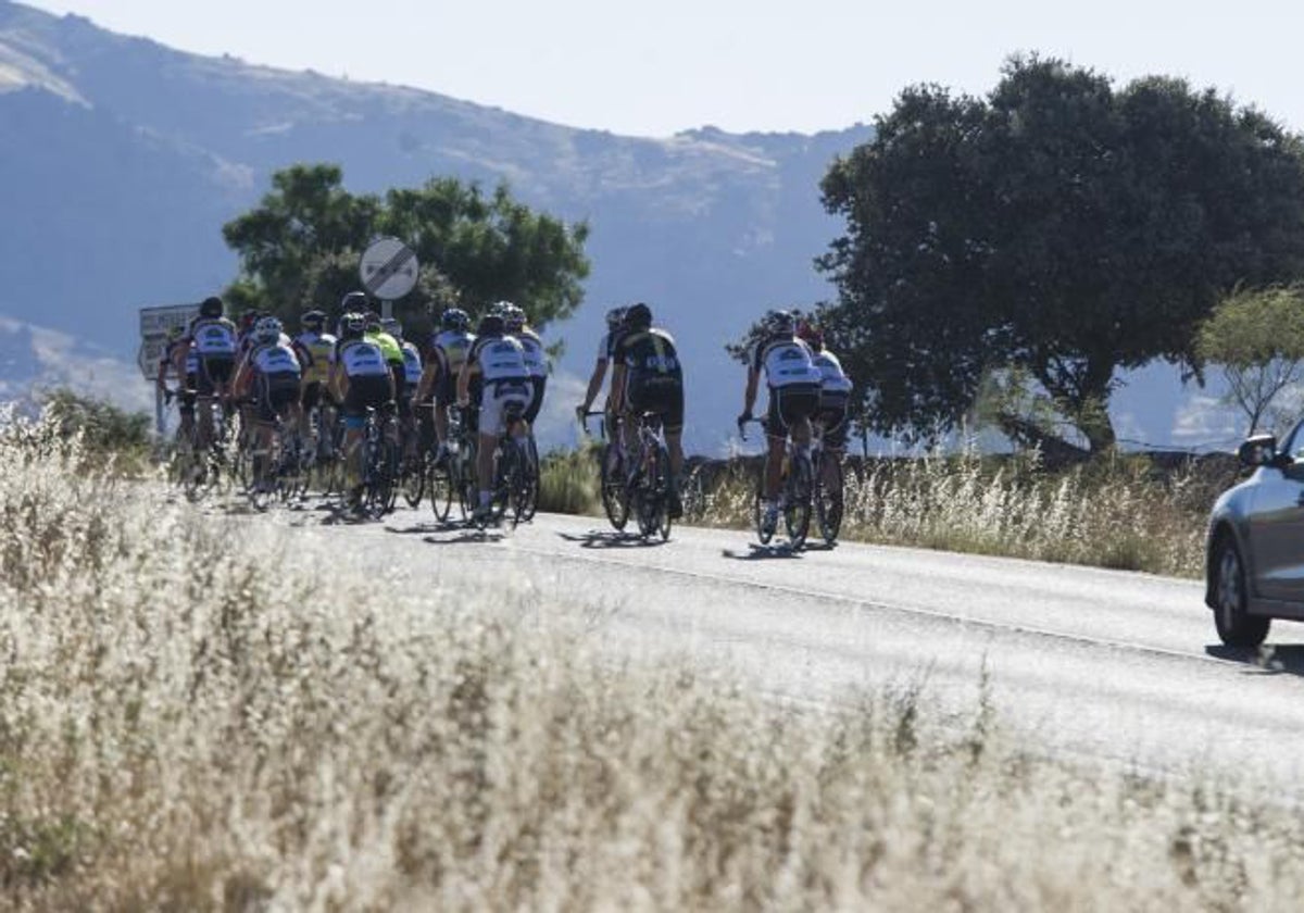 Ciclistas en una carretera de la sierra de Madrid