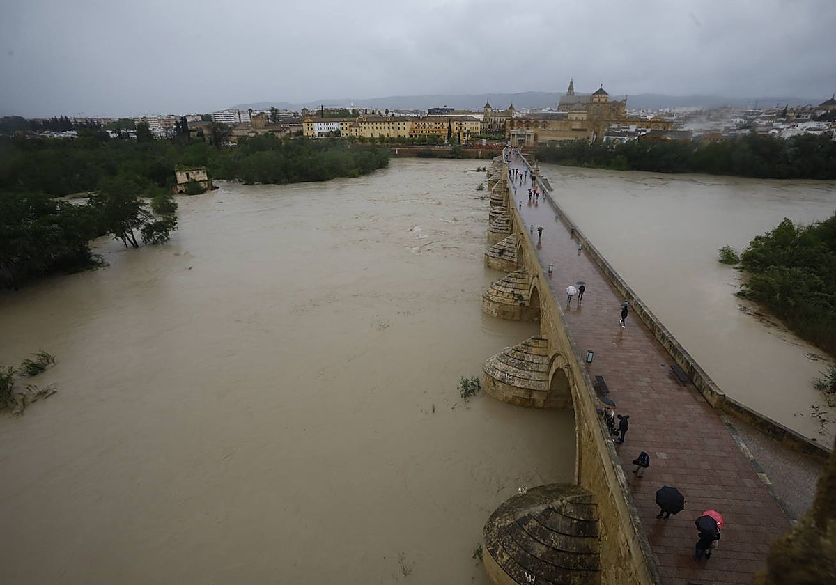 El Guadalquivir, a su paso por el Puente Romano, visto desde la Calahorra