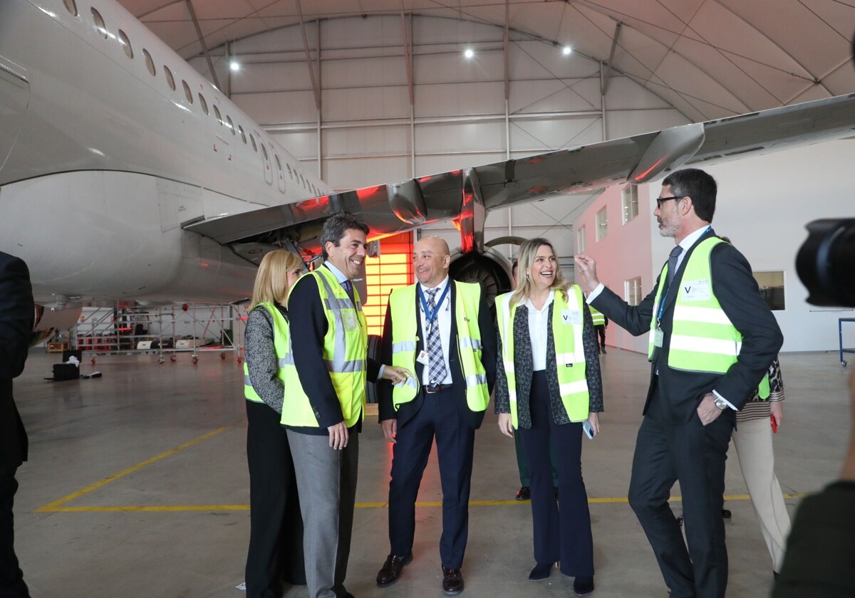 Imagen de archivo del presidente de la Generalitat, Carlos Mazón, en el aeropuerto de Castellón