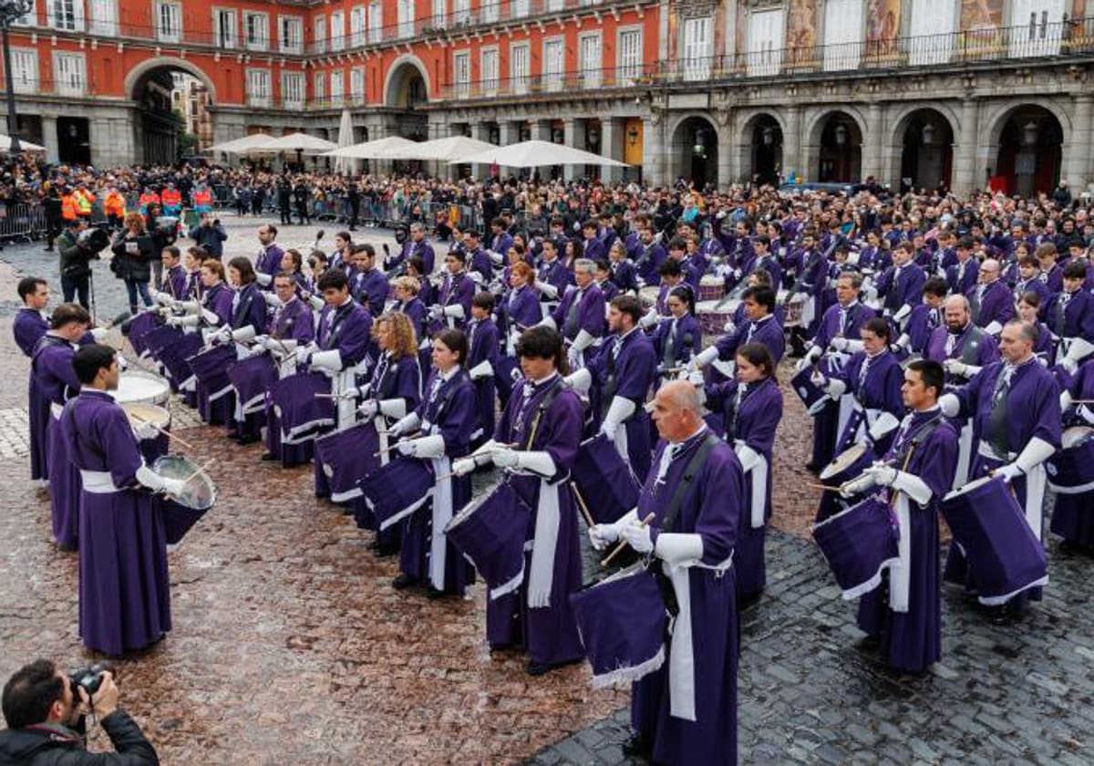 Los tambores del Descendimiento tocan en la Plaza Mayor este Domingo de Resurrección