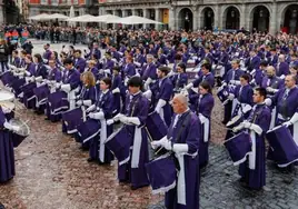 La Semana Santa madrileña se despide: Decenas de tambores del Descendimiento ponen el broche final en la Plaza Mayor