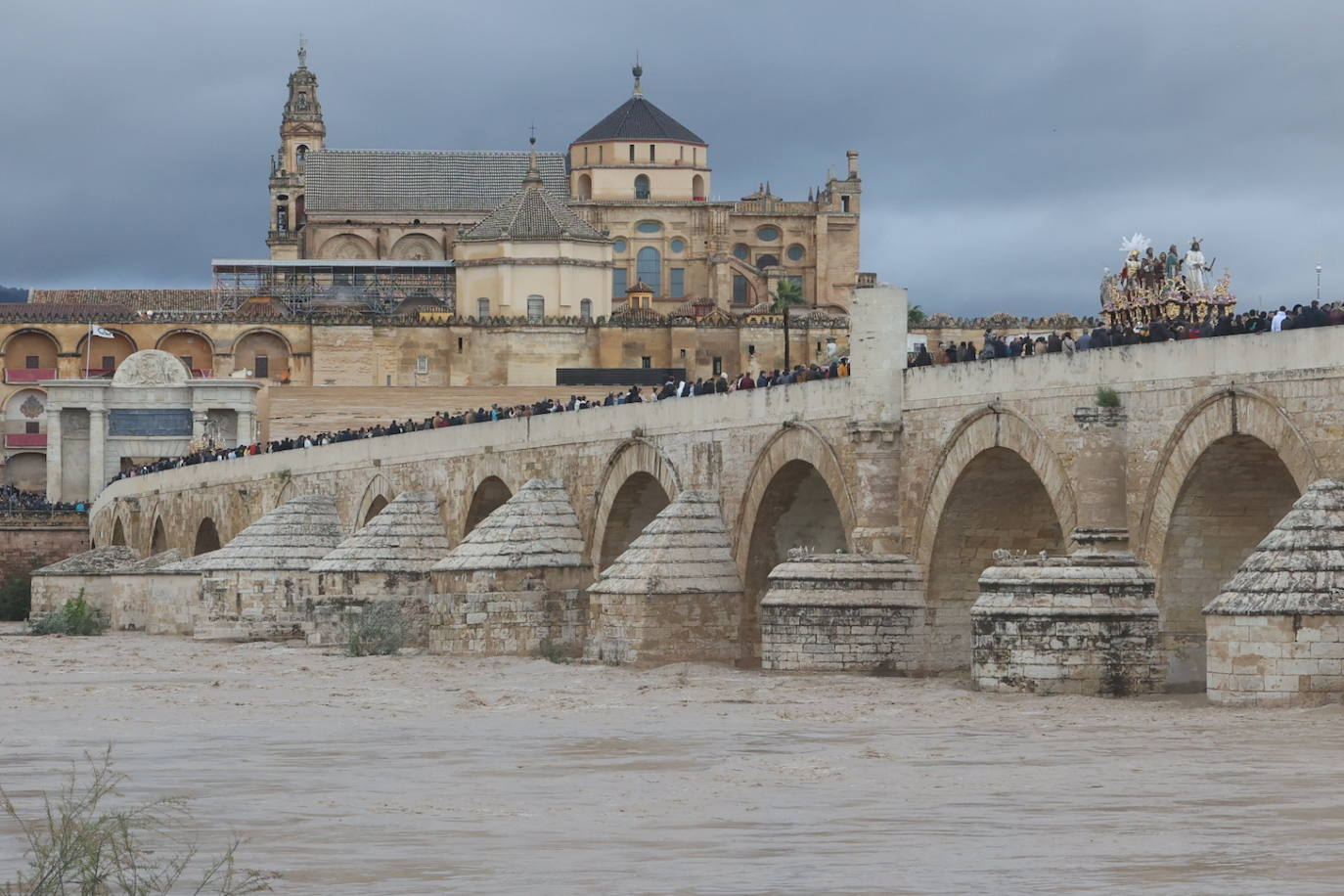 Fotos: los bellos traslados del Amor y la Vera-Cruz desde la Catedral de Córdoba a sus templos