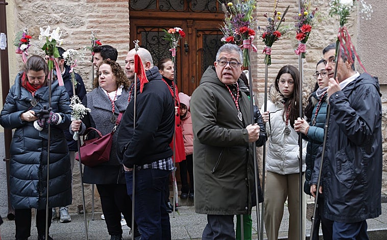 Imagen principal - La lluvia ha obligado a celebrar los actos del Domingo de Resurrección a cubierto en un cierre de Semana Santa en Castilla y León donde los paraguas han sido protagonistas