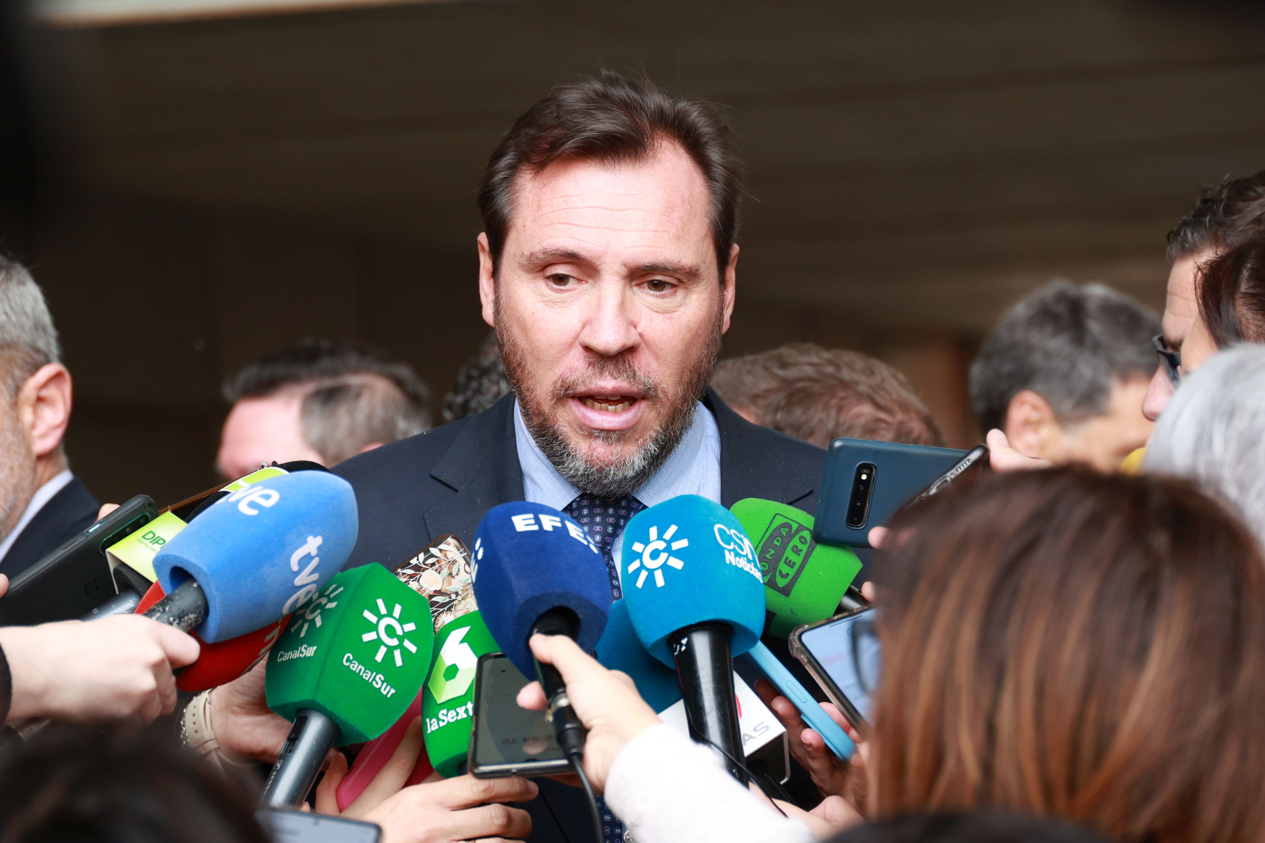 Óscar Puente compara el caso del novio de Díaz Ayuso con el de la esposa de  Sánchez: «A la inversa, quizá los del PSOE nos tendríamos que haber ido del  país»