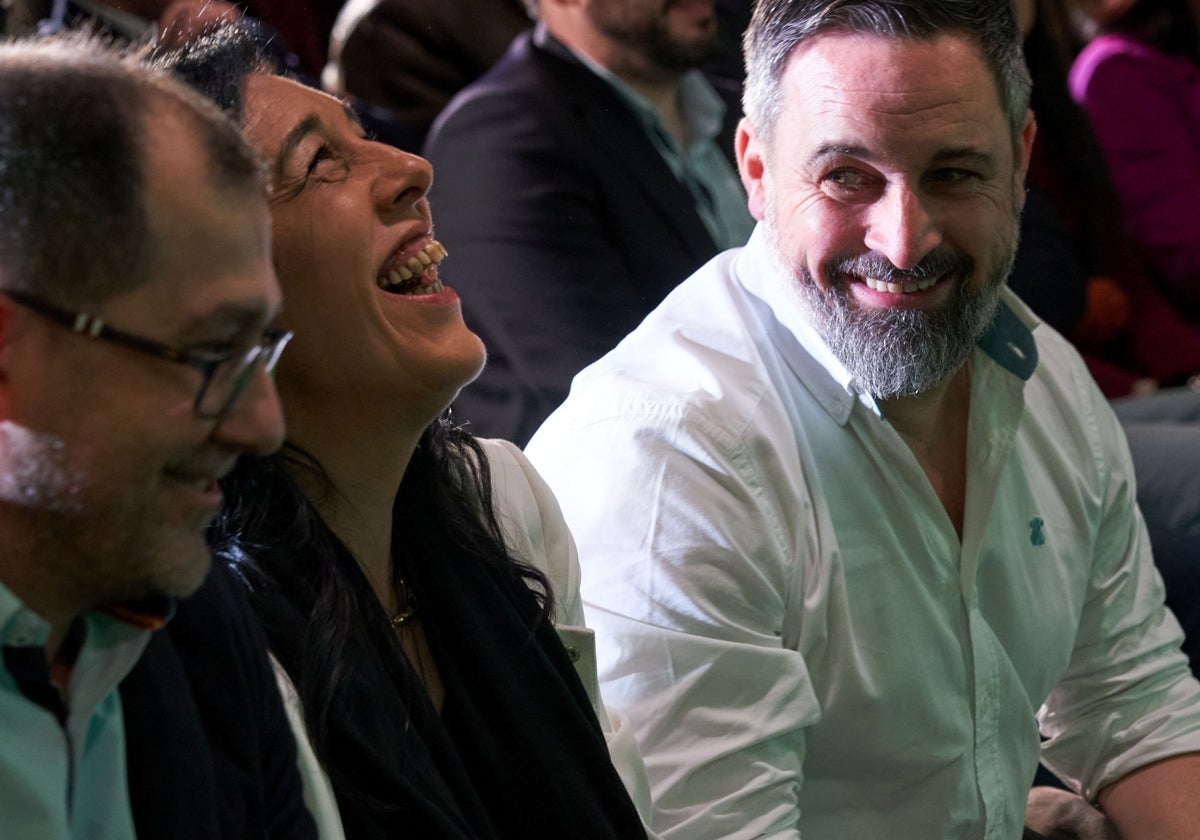 Santiago Abascal junto a la candidata en el País Vasco, Amaia Martínez