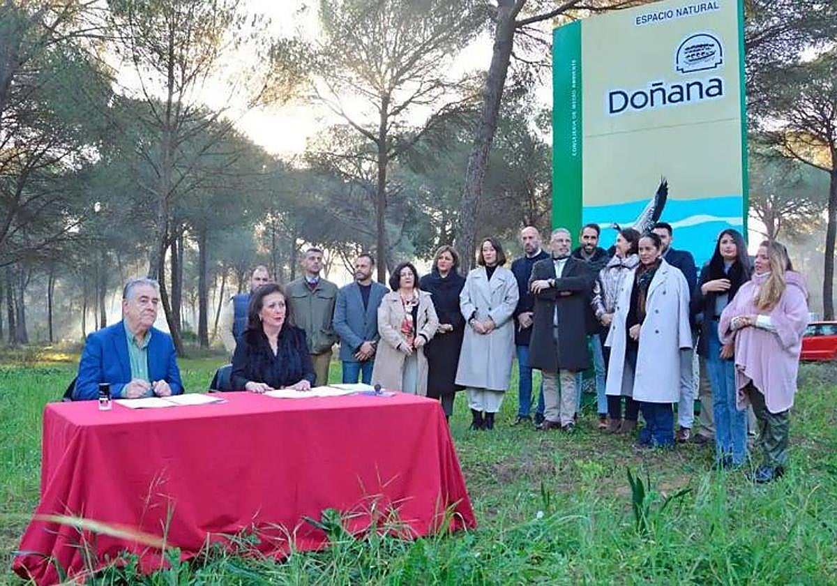 El alcalde de Almonte y la alcaldesa de Hinojos en la presentación de su propuesta de reparto