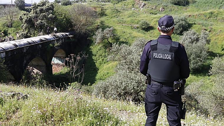 Un policía local, este lunes en el operativo de búsqueda del cuerpo observado en el arroyo Pedroche