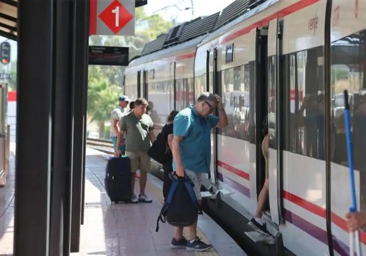 Pasajeros suben a un tren de Cercanías en Málaga