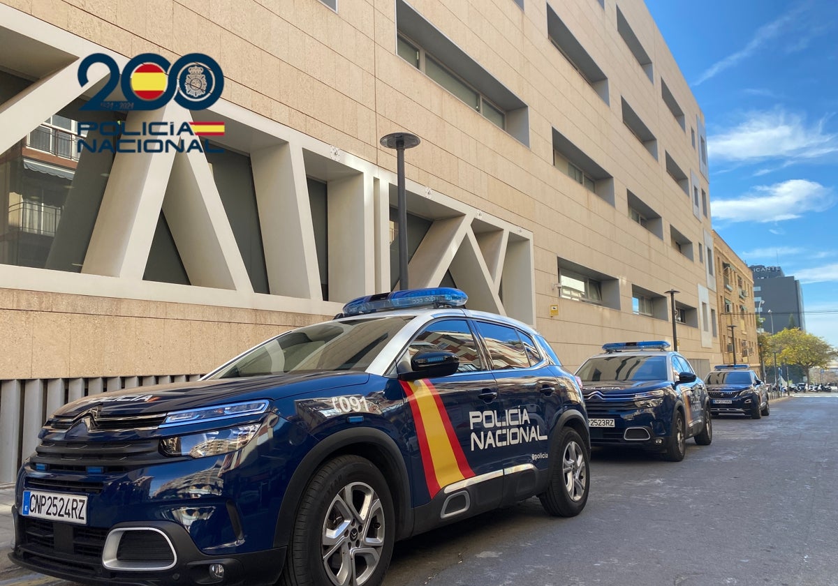 Imagen de archivo de coches patrulla de la Policía Nacional en Alicante